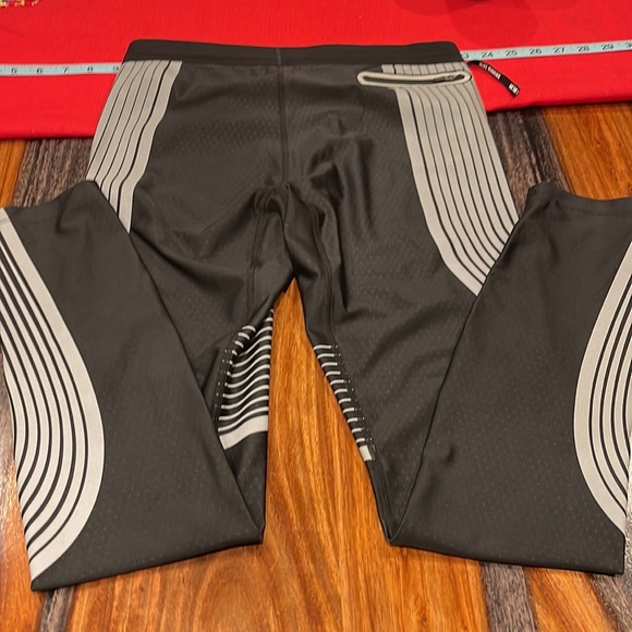 Nike Dri-Fit women’s Workout Leggings. EUC - Picture 9 of 9